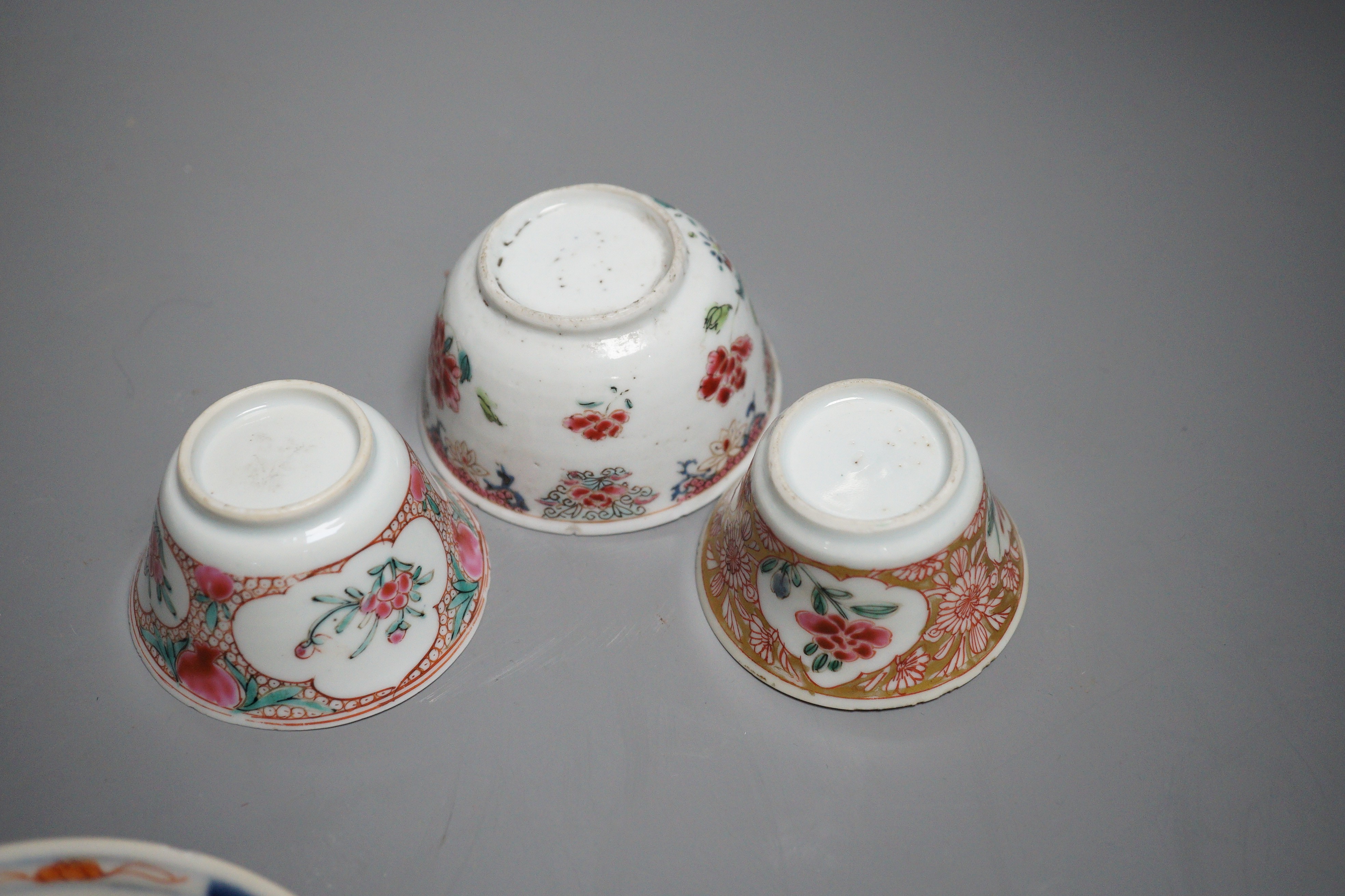 Assorted 18th century Chinese export teabowls, cups and saucers (10)